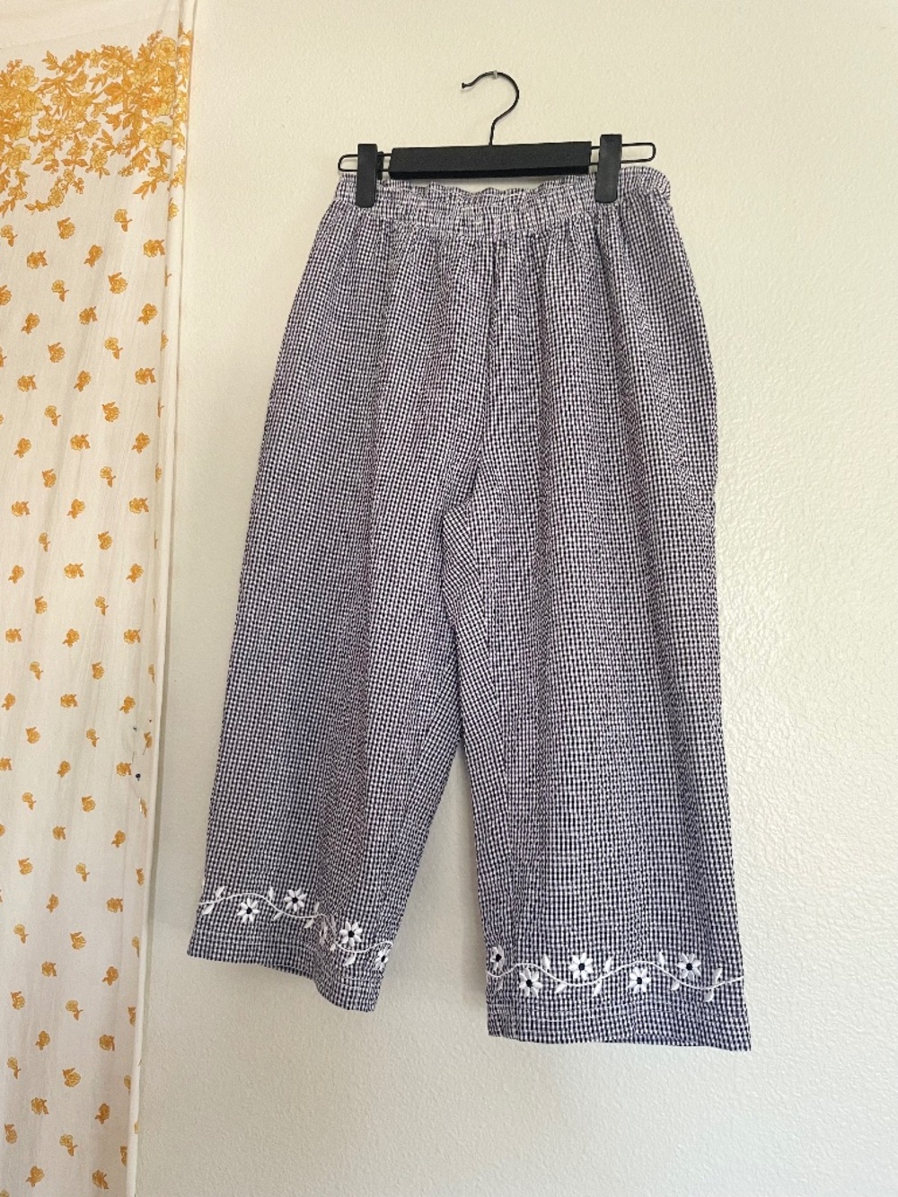 Vintage Gingham Capri Pants Medium Black White Seersucker Floral Hem